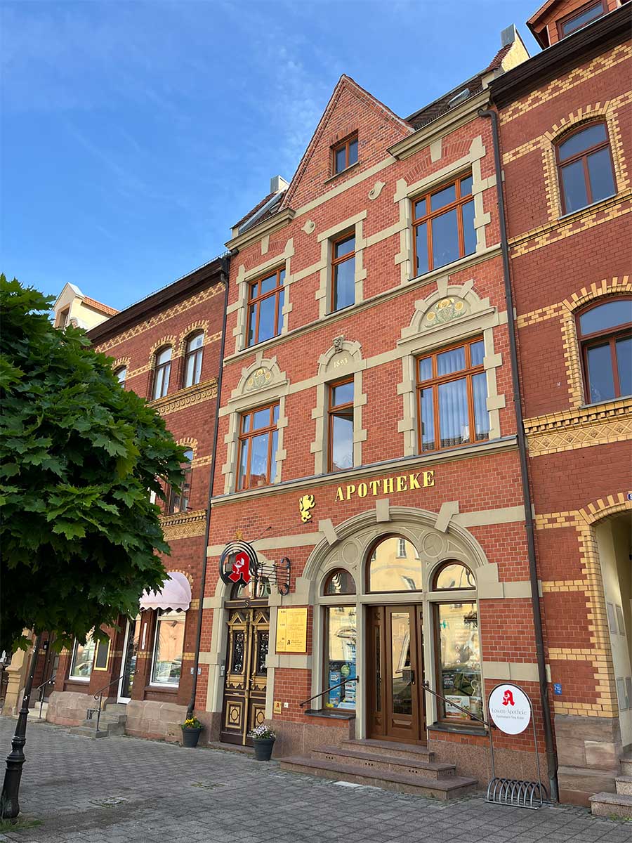 Außenansicht der Löwen-Apotheke